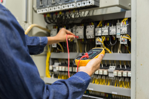 ingeniero electricista probador trabajo medicion voltaje corriente linea electrica potencia control gabinete electrico 34936 2187
